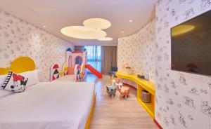 恒春古城垦丁怡湾渡假酒店的儿童卧室配有一张床和滑梯