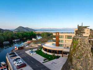巴尔Hotel De‘Andros Virpazar的享有大楼空中景色,设有停车场