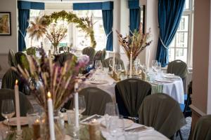 西姆雷Himley House by Chef & Brewer Collection的用餐室配有桌椅和鲜花