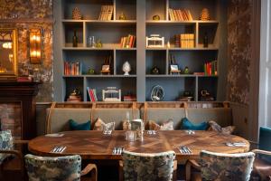 西姆雷Himley House by Chef & Brewer Collection的一间带木桌和椅子的用餐室