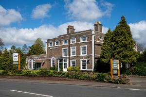 西姆雷Himley House by Chef & Brewer Collection的街道边的大砖砌建筑