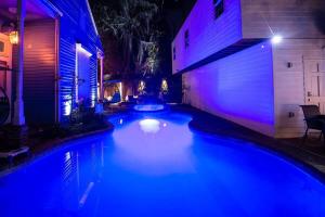 新奥尔良Amazing Modern Property 5 BR Next to French QT & Bourbon的夜晚后院的蓝色灯光游泳池