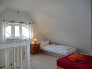 威克奥夫弗尔Parkstrasse - Whg7的一间小卧室,配有床和窗户
