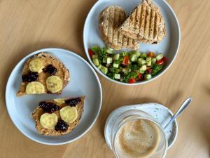 Haad PleayleamBlessings Home & Café的餐桌,三盘食物和一杯咖啡