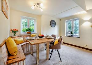 伯恩茅斯Throop House Cottage - Bournemouth的客厅配有桌子和沙发