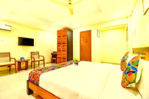 钦奈K HOTELS - CHENNAI AIRPORT的一间带大床的卧室和一间客厅