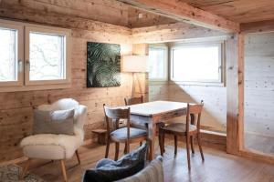 韦吉斯Unterkunft SPYCHER WEGGIS的木制用餐室配有桌椅