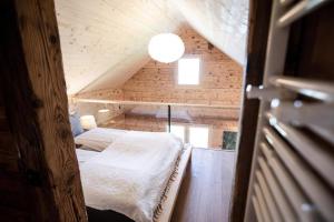 韦吉斯Unterkunft SPYCHER WEGGIS的一间位于阁楼的小型客房,配有两张床
