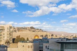耶路撒冷Captivating 2Bdr Getaway with Unparalleled Views of the Old City的城市岩石顶部的景色