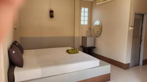 涛岛Sarin Guesthouse สาริน的一间卧室配有一张床和镜子