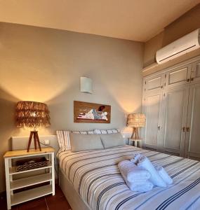 卡兰博希GM House Minorca的一间卧室配有一张床,上面有两条毛巾