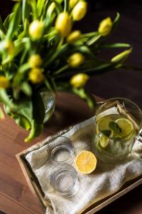 下乌斯奇基Pensjonat Laworta Ski的一张桌子,上面放着两杯柠檬水和一个花瓶
