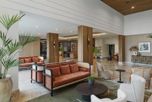 利马索尔The GrandResort - Limited Edition by Leonardo Hotels的客厅配有沙发和椅子