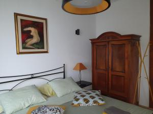 托尔明Apartment with Terrace Nona Pavla的一间卧室配有一张床和一个木制橱柜