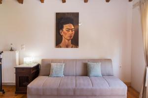 科孚镇Grand Skylight的客厅的沙发,墙上有绘画作品