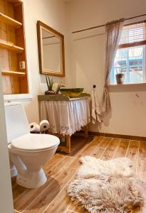 TingsrydSkrattande Ko的一间带卫生间、桌子和地毯的浴室