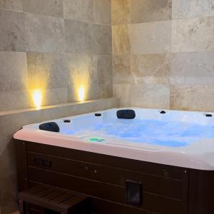 CrouyLa nuit de rêve Suite privative Jaccuzi Sauna Suite 2的客房内的蓝色浴缸