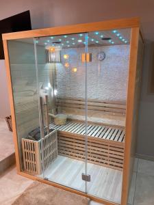 CrouyLa nuit de rêve Suite privative Jaccuzi Sauna Suite 2的玻璃墙,淋浴间