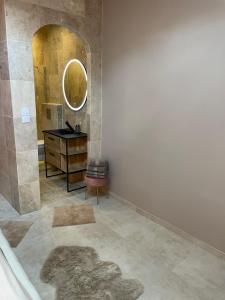 CrouyLa nuit de rêve Suite privative Jaccuzi Sauna Suite 2的一间带水槽和镜子的浴室