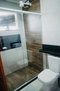 弗洛里亚努元帅镇Casa de Campo completa nas montanhas capixabas的一间带卫生间和玻璃淋浴间的浴室