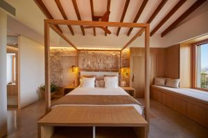 阿尔塔Finca Sestelrica的一间卧室设有天蓬床和2个窗户