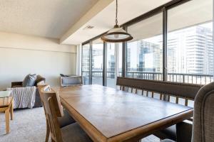 阿林顿2BR Serene Executive Retreat with Balcony的一间带桌子和大窗户的用餐室