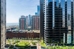 芝加哥2B 2BA Exquisite Apartment With Views, Indoor Pool & Gym by ENVITAE的城市空中景观高楼