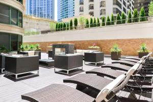 芝加哥Ultimate 3BR Luxury Suite near Navy Pier with Gym & Pool by ENVITAE的大楼内带椅子和壁炉的天井