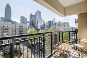 夏洛特4B 3BA Premium Family Apartment with Gym的阳台设有长凳,享有城市美景。