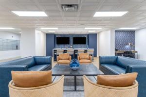 夏洛特4B 3BA Premium Family Apartment with Gym的带沙发和桌椅的办公室