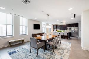 巴尔的摩2BR Distinguished Apartment Rooftop Deck & Gym的厨房以及带桌椅的用餐室。