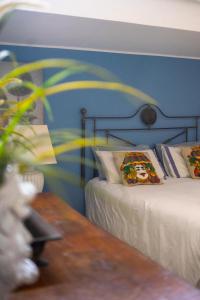 蒙德罗Guest House Antichi Ulivi的一间卧室设有两张床和蓝色的墙壁