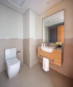 迪拜Frank Porter - Azizi Aura的一间带水槽、卫生间和镜子的浴室