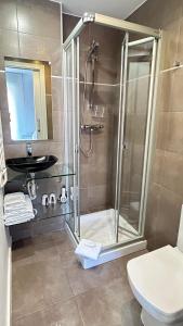 苏利亚Hostal Somnis的带淋浴、卫生间和盥洗盆的浴室