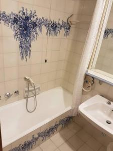 科尔蒂纳丹佩佐Casa Viola的白色的浴室设有浴缸和水槽。