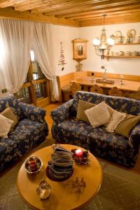 科尔蒂纳丹佩佐Casa Viola的客厅配有沙发和桌子