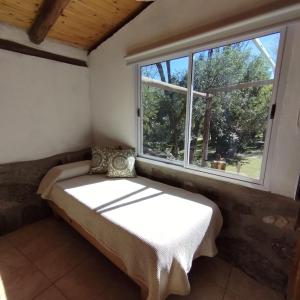 Piedras BlancasComplejo Cerro Norte的窗户客房内的一张床位