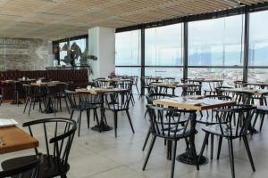 安托法加斯塔Departamento 1D1B con Terraza vista al Mar Servicio HOM 0810的用餐室设有桌椅和窗户。