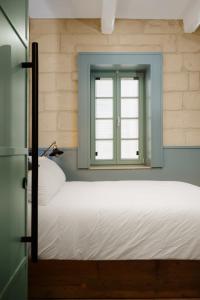 比尔古Felipe x Casa Norte的一间卧室设有一张床和一个窗口
