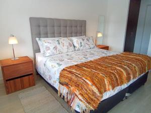 巴拉斯港Mejor Ubicación de Puerto Varas con Estacionamiento Servicio HOM的一间卧室配有一张带2个床头柜的大床