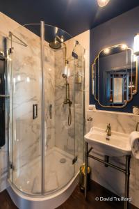 沙勒维尔-梅济耶尔Suites Mana- Le Boudoir Art Déco 4* Place Ducale Parking inclus的带淋浴和盥洗盆的浴室