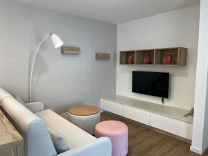 莫罗德哈布雷Apartamentos Atalaya de Jandía by LIVVO的带沙发和电视的客厅