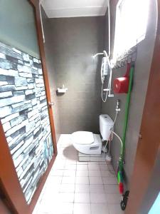 拉瑙D'TERRACE KUNDASANG的一间位于客房内的白色卫生间的浴室