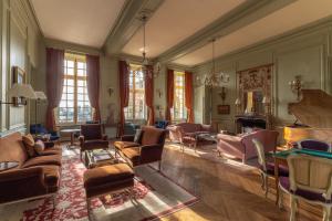 埃托日Le Château D'Etoges的带沙发和椅子的客厅以及壁炉