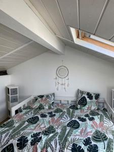 比亚里茨Loft Biarritz proximité Mer et Golf的一间卧室,卧室内配有一张大床