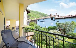 Borgofranco dʼIvrea1 Bedroom Stunning Apartment In Borgofranco Divrea的山景阳台。