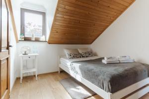 克拉科夫Pokoje Gościnne Cheval的一间卧室设有一张木天花板床。