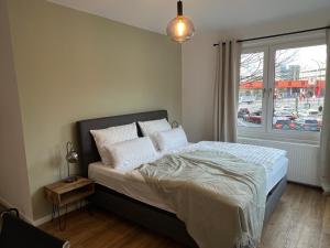 汉堡Business Apartment Kranich: 3 Zimmer, Top Infrastrukturlage HH Langenhorn, Nähe Airport的一间卧室设有一张床和一扇街景窗户