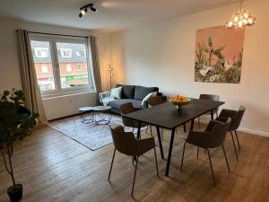 汉堡Business Apartment Kranich: 3 Zimmer, Top Infrastrukturlage HH Langenhorn, Nähe Airport的客厅配有桌子和沙发