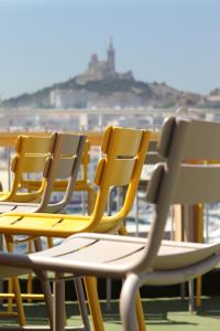 马赛海尔梅斯酒店的阳台上的一排椅子